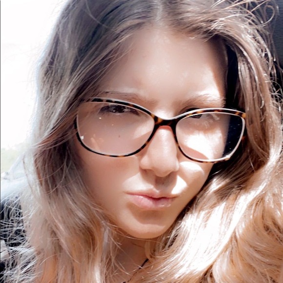 Meet your Posher, Elle - Picture 1 of 1